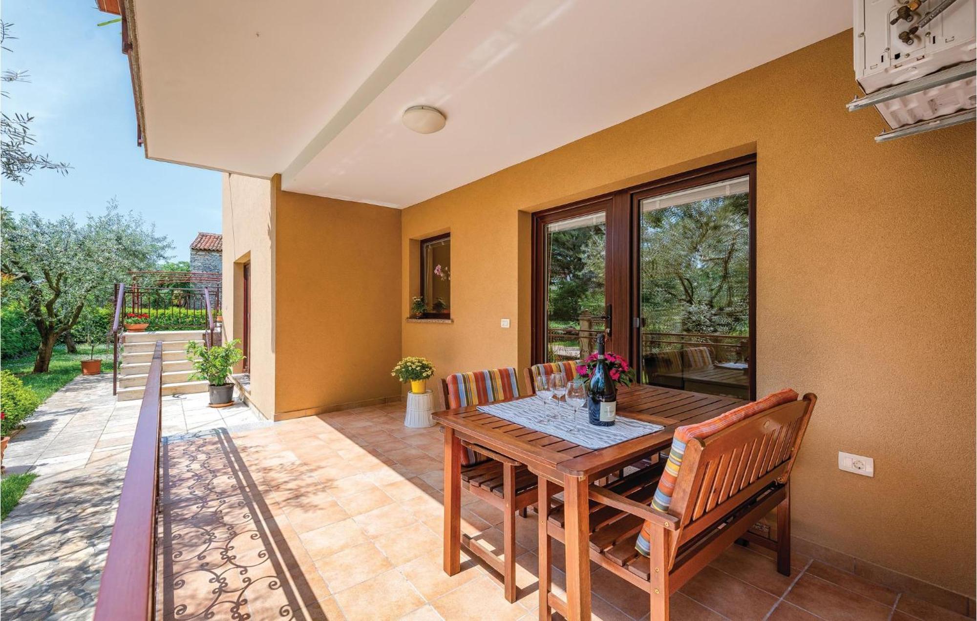 Stunning Apartment In Umag With Wifi Esterno foto
